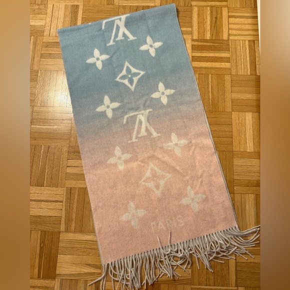 Louis Vuitton 100% Cashmere Reykjavik Gradient Scarf